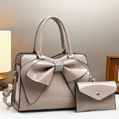 Handtasche mit Schleifenverzierung