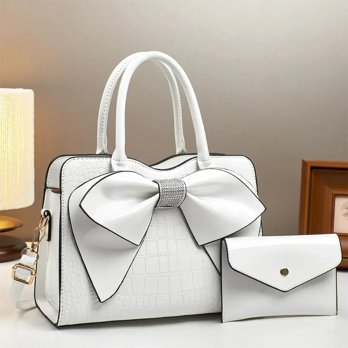 Handtasche mit Schleifenverzierung